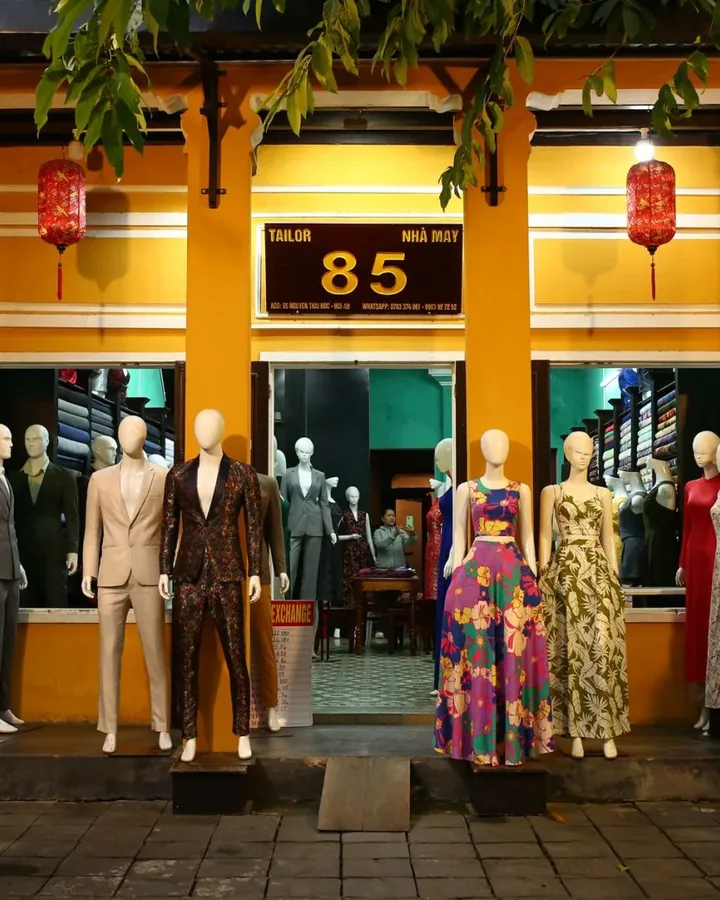 Áo thun nhiều màu trên kệ